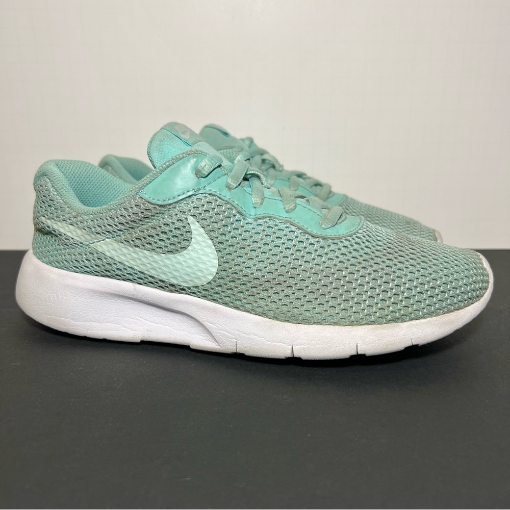 Girls/Womens NIKE Tanjun GS Emerald Running Shoes / Size 5.5 Youth - 7 Womens